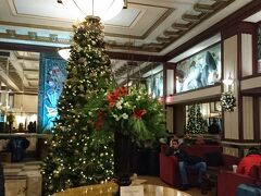 12/27ホテル到着ですがクリスマスツリーも有ってお得気分。
ニューヨークではきっと１/７辺りまで飾ってるとか？
到着日は翌日のナイアガラ観光ツアーの集合場所にとても近いホテルを選んだら
たまたまタイムズスクエアーのすぐ側だったという、あまり考えて無い割にはとてもベストな立地条件のホテルでした。
ＨＯＴＥＬ　ＥＤＩＳＯＮ