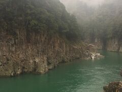 雨の瀞峡

川湯温泉から、整備された素晴らしい道路を20分ほど走る。