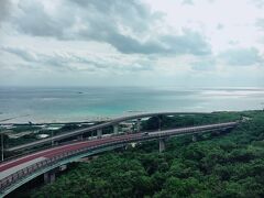 最終日は本島南部へ。
絶景ポイントのニライ橋カナイ橋。相変わらず曇天なので、晴天だときっともっと海がキレイに見えるのでしょうが(^^;)
それでも展望台はちょうど人がいなくて静かだったので、綺麗な景色をしっかり堪能できました。

（全くの私事かつ余談ですが、ここでプロポーズを受けました）