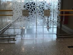 イミグレへ通じる自動ドアのイスラミックなデザインに萌え。　