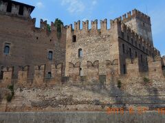 　アパートの正面はカステロ・ヴェッキオ