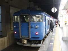 一本目の列車は、IRいしかわ鉄道→あいの風とやま鉄道直通の富山行きです。
北陸新幹線開通後、JR北陸本線から転換された区間です。どうしても写真の古い電車に乗りたいため、少し頑張って早起きしました。
