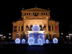 31日の夜に行ったフランクフル市内にある旧オペラ座です。
現在はコンサートホールとして使われています。
手前にある噴水にも電気の装飾がされていて綺麗でした。
