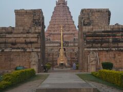 寺院の正面。このガンガイコンダチョーラプラムのブリハディーシュワラ寺院は大チョーラ朝寺院群としてタンジャ―ヴ―ルのブリハディーシュワラ寺院と共に世界遺産に登録されています。（ダーラースラムのアイラ―ヴィテシュワラ寺院は2004年の追加登録）この寺院は11世紀の建設されたそうで、当時このあたりの大チョーラ朝の首都があったそうです。