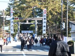 せっかくなので、帰りに寒川神社へ初詣。
実は近所に住んでいたのにもかかわらず、寒川神社を参拝したのは今回が初めて…。