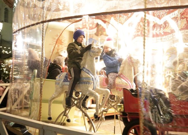 ヘルシンキのクリスマスマーケットにて<br />寒い中子供達は観覧車に乗って楽しそう