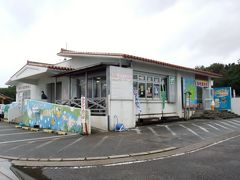 　フェリーから下りると「てぃーだ」と書かれた看板を持ったスタッフが待っていてくれました。
　西表観光案内所に立ち寄った後、すぐに大原港から出る仲間川マングローブクルーズの船に乗り込みます。