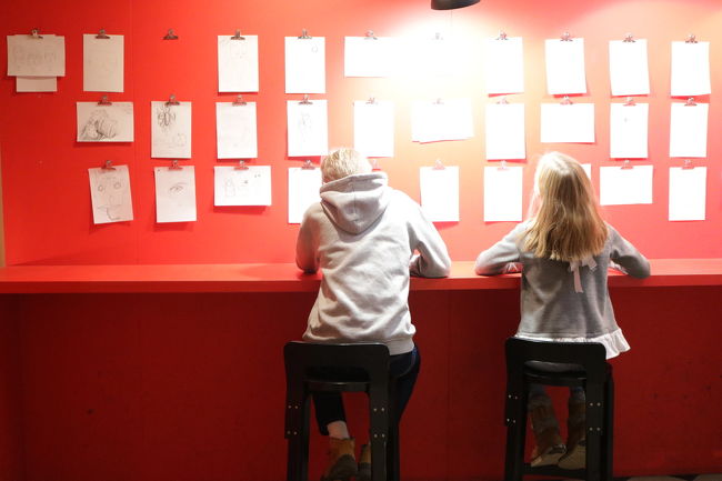 ヘルシンキのデザイン博物館で<br />兄弟が仲良く絵を描いてました