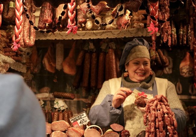 クリスマスマーケットにてハムを売っていたお姉さん。まさかのピアスもハム。