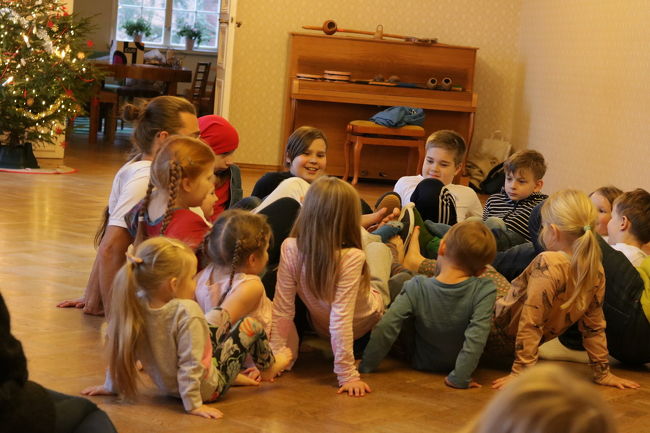 カフェでの光景。<br />足をくっつけあって遊んでる現地の子供達
