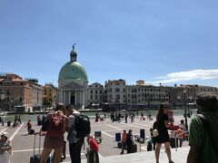 フィレンツエから特急で約2時間、定刻より8分遅れでヴェネツィア・サンタルチア駅に到着。

暑い！そして陽射しが痛いっ！