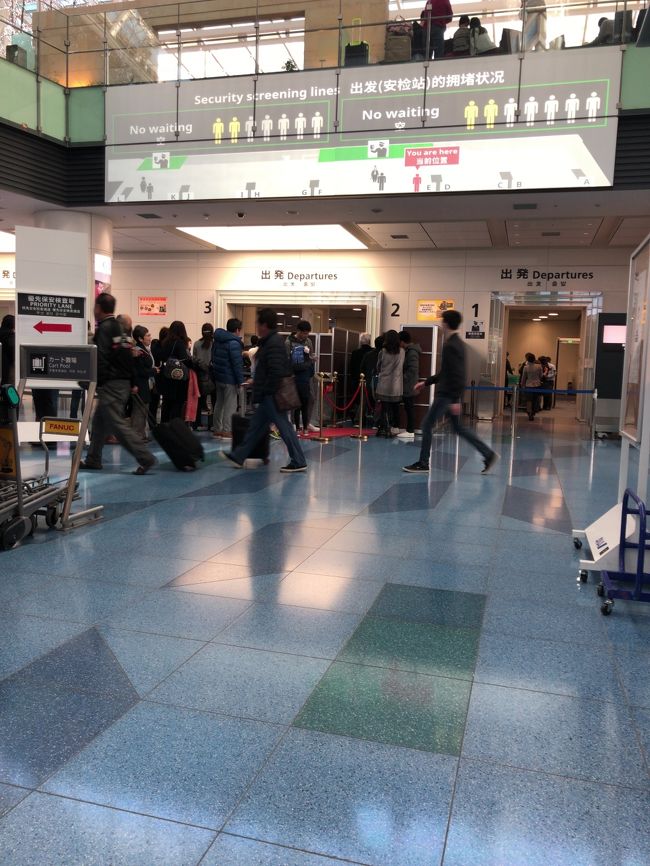 同行者は羽田に慣れておらず、便数の少ない乗継用バスで来た為出発30分前になってもFカウンターに到着せず。ギリギリまで待ったのですがバスが着いた北口側保安検査側に並んじゃったらしく、結局私のみ優先レーンで中へ。110ゲート前で待ち合わせ。