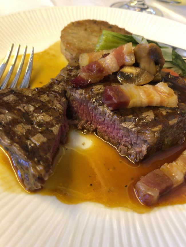 肉が出てきましたが、お腹いっぱいで左側部分のみ食べて終了（汗