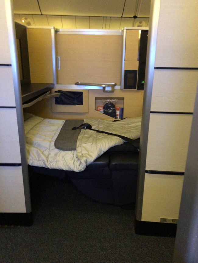 贅沢に空いている隣の席を寝床にセットアップして貰いました。