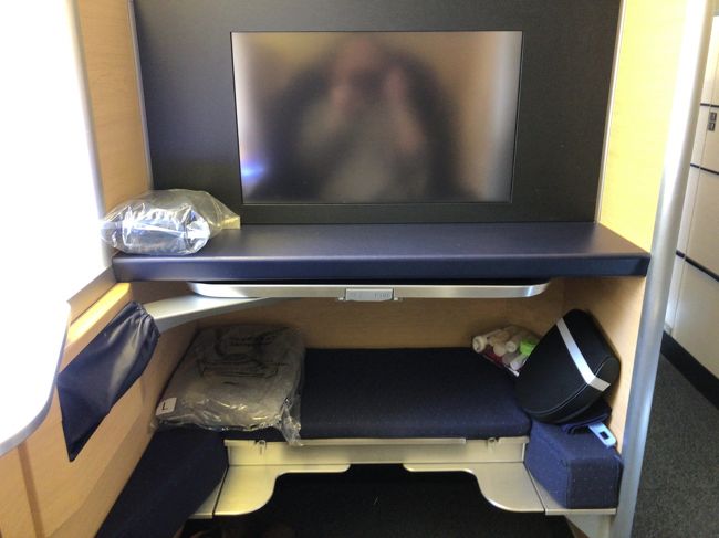 F席、窓側2Aです。1は両窓側ともブロックされてましたね