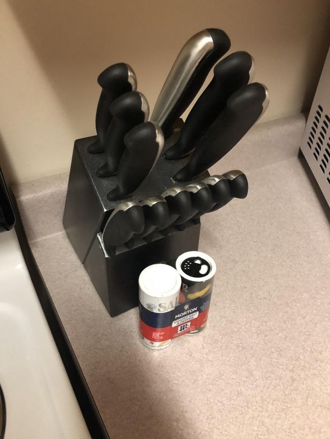 食器や調理器具は最初から揃っていて、包丁などはこれプラス2本あったりするが、何故かまな板は1枚のみ（汗<br /><br />立派な包丁スタンドですが、全然切れないからダメダメですけど。アメリカの調理器具は全体的に駄目なのを実感