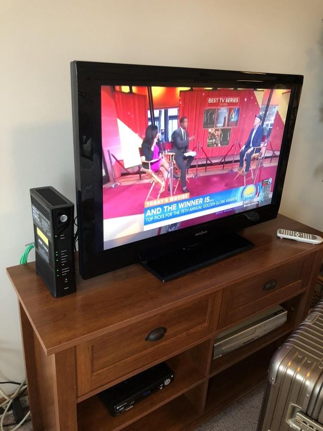 最初からTV、ネット環境付き（寝室にも1台あり）。ただ、見たいTVが無いし、番組表が無くて何やってるか不明だったりする...。ネットも少し遅いかな。