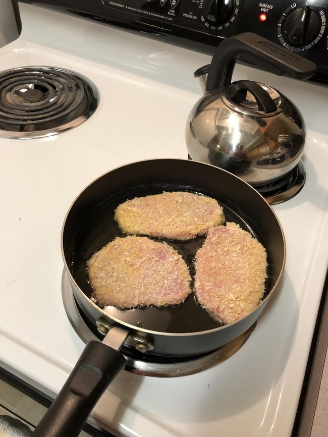 夜はとんかつを試しに製作。油こし機とかあるわけないので、少量の油でやったら少し失敗。航空便荷物は当日届いていたものの、電化製品含めた食器・キッチン用品は船便で送っており、あと3週間は最低来ないのでだいぶ不便かも。