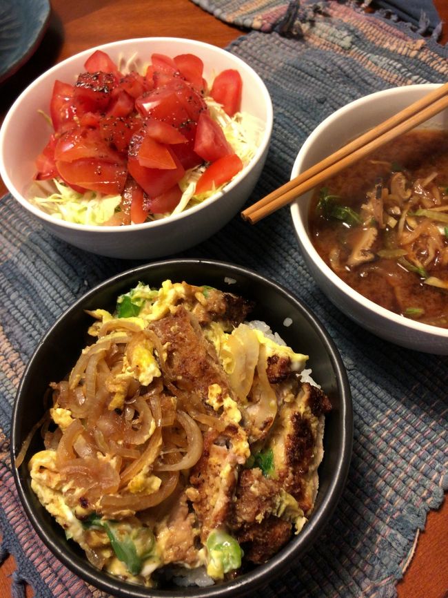 何とかカツ丼作りました。ちなみにご飯は炊飯器が無いので鍋で炊いてます。まぁまぁうまく炊けますね。