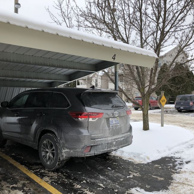 3日後の週末にリースカーを受取、仮アパートから引越。車庫は屋根付きですが、横から雪が降り込むので意味無いかも。