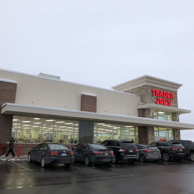 夕方にカラマズのトレジョに行ってきました（だいたい自宅から30マイルくらい）。田舎のトレジョなのでとても狭かったですが、豆腐などを購入