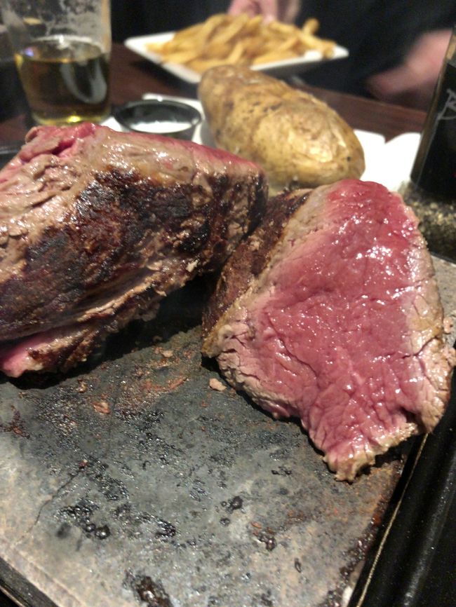 石焼きが有名とかでサーロイン14LB<br />Baked Poteto丸1個はさすがに食べきれませんでした。
