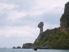 【10:50】チキン島(ガイ島)

15分ほど走ったら見えてきます。
ちょうどこの岩の部分が鶏の頭に見えるのでこの名前になったらしいです。
この島は上陸はせずボートから写真を撮るのみ。
写真が撮りやすいスポットでボートがしばらくの間停まってくれます。
一応ここも2島め。