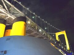 コスタネオロマンチカの黄色い煙突がレインボーブリッジの直下を通過していく様子ですが、レインボーブリッジ側の歩道からも眺めてみたいものです。高さは余裕をもって通過しているのてしょうが、干満の具合も考慮して航行しているのでしょう。船内放送で詳しく説明してほしいなあと思いましたが夕食の時間も始まっているしタイミングが難しいのかな。