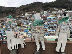 細いクネクネの道をバスは駆け上り甘川文化村へ到着。
最初せこばって駅から歩こうかと思ったけど、これはおとなしくバスに乗って正解。

バスから降りて目に飛び込んでくる風景は、色とりどりの可愛いお家。
