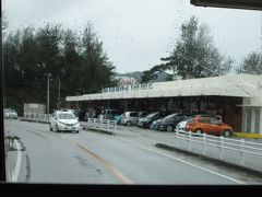 沖縄らしいシーサイドドライブイン前を通ります。