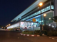 そんなこんなで、T3まで歩いて15～20分くらいかかりました。
途中、やっと着いたと思ったら、まだターミナル2で、
警備員さんに、T3はあと歩いて8分くらい！と言われ撃沈…
結構、思っていたより広いのよ。。。

周りの人たちには、
「ターミナル間違えちゃったツーリスト」に見えてたことでしょう。
違うんです！
く、車が…