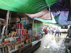 まずは、ニャウンウーマーケットへ。
お土産品とかロンジーとかありましたが、
雨は漏れてくるし、地面はぬかるんでるしで、
ゆっくり見てられないのが残念。