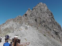 お昼過ぎに槍ヶ岳の麓に建つ槍ヶ岳山荘（写真左の建物）へ到着。
右は槍ヶ岳(3,180m)、穂先が尖ってます！