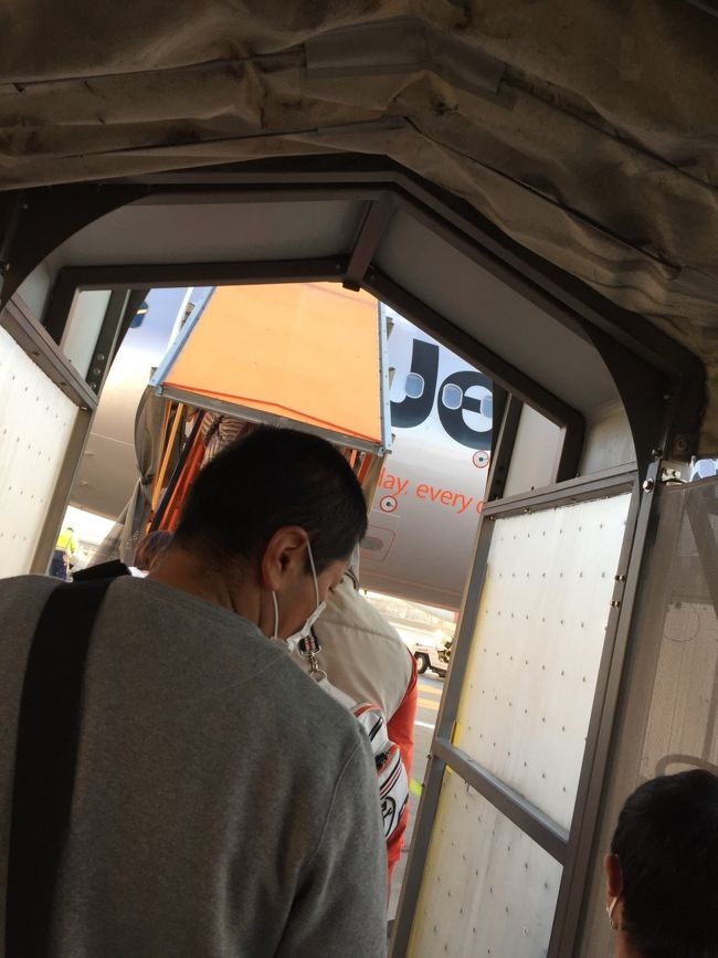 初LCCで成田から那覇へ。<br />座席が狭いのは苦痛なので足元広い席へグレードUPしときました<br />