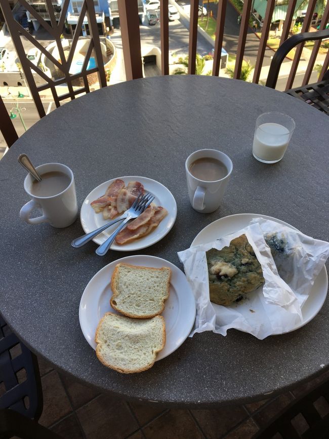 まずは、朝ごはんです！<br />今朝もラナイにて。<br /><br />今朝は、ダイヤモンドヘッドマーケット&amp;グリルのブルーベリー&amp;クリームチーズスコーン✨<br />これは昨日、タロさんママがタロさんパパにお願いしたお買い物の品です😄<br />