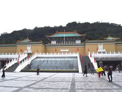 ツアーのバスは１０時に発車し約４０分で故宮博物院に到着しました。館内はツアーのガイドさんが団体用レシーバーを使用して説明してくれました。翡翠の白菜や象牙彫刻品を含めた展示物はほとんどが撮影できるのですが入場者が多く観覧時間が限られているため様子をみたという印象でした。