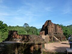 昼からは、ツアーを申し込んでいます。ミーソン遺跡に行きます。もともとベトナムの南側にあったチャンパ王国の遺跡です。世界遺産です。ベトナムは仏教だけど、チャンパはヒンズー教。お隣のカンボジアと似た雰囲気の遺跡群です。クメール王朝風？