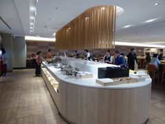羽田空港発のJL045便でパリに向かいます。Pエコノミーはビジネスラウンジ利用ができますので、出発前に簡単な朝食をとりました。朝の９時半過ぎですが、混んではいません。成田空港の桜ラウンジより新しく、作りも洗練されているように思います。
