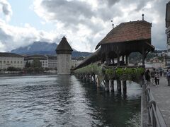 次の目的地スペインのセビリアに向かう途中、スイスを少しだけ観光しました。ここはスイスのルッツェルン、カベル橋です。古い城壁もあるスイスらしい町で、沢山の観光客に出会いました。