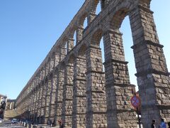 セビリアからマドリードまでは鉄道で移動し、ついでにマドリード郊外のゼゴビアを訪問しました。ローマ時代に築かれた水道橋があります。見事な水道橋です。