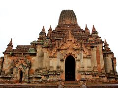 お次は、「Shwe Leik Too」へ。
寺院の上からバガンの素晴らしい景色が望めます。