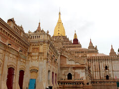 お次は「Ananda Temple（アーナンダ寺院）」へ。
バガンの遺跡を代表する最大の寺院です。