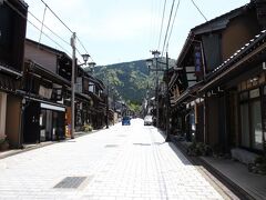 伝統的な町家が並びます。
この道の先に瑞泉寺があり奥に見える山は八乙女山です。