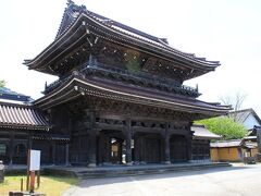 11:30 瑞泉寺 大門（山門）
富山県指定文化財です。