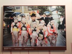 池波正太郎ふれあい館で見つけた池波先生と獅子舞いに扮した子供達