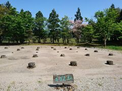 平安時代初期の荘園の遺構。このポツポツしたものは本殿の柱根部です。