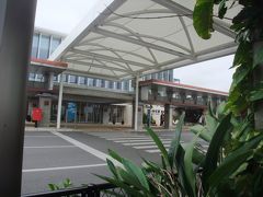 　ここは石垣空港です。２月に続いて、今年２度目の石垣島です。実は前回石垣島の於茂登岳に登りたかったのですが、出発直前の沖縄方面の天気予報があまりに悪く、山登りを諦め、西表島・由布島・竹富島のオプションツアーを入れてしまったので、リベンジに来たというわけです。今回は於茂登岳と野底マーペに登りました。それらはまた紹介することとして、今回は観光の部分だけを紹介します。
　石垣空港に降り立った私たちはまずレンタカーを借り、走り出します。