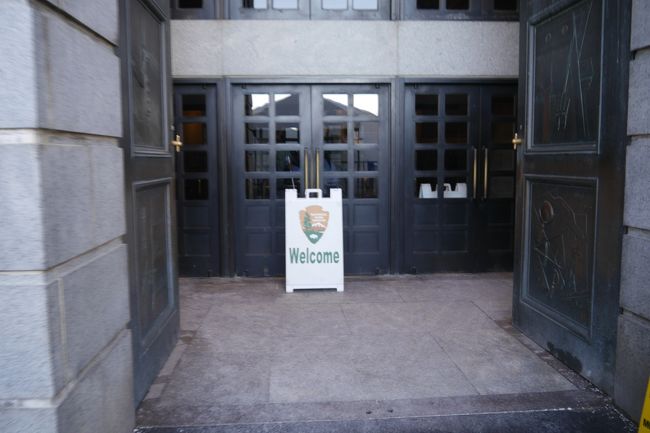 厳重な持ち物検査を済まし(持ち物はカメラのみ可),２０１８年の一番手の客として自由の女神に入ります(^^)v<br />