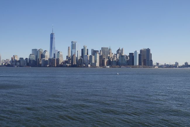 さあマンハッタンへ! <br />ただ、帰りのフェリーはエリス・アイランド経由だったので少し時間が掛かり, マンハッタンのバッテリーパークに到着したのは9:55頃到着．<br /><br />帰りの飛行機は12:50発なので急がねば!!