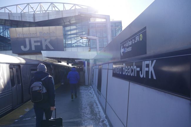 で、ハワード・ビーチ駅に到着! <br />ここからエアトレインでJFKに向かいます.